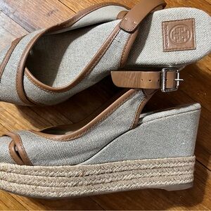 Tory Burch Beige Peep Toe Brown Wedge Espadrille Sandals size 7 excellent